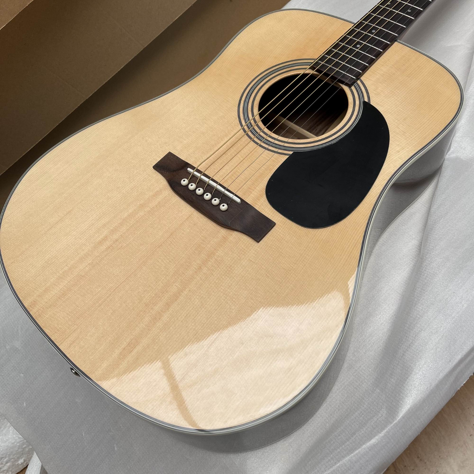 Newly arrived wood color refers to playing acoustic guitar D type