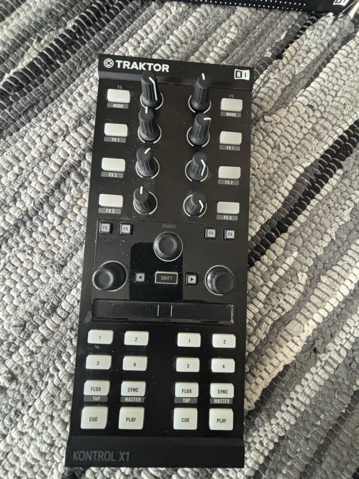 Traktor Kontrol X1 2-Deck FX DJ Controller Tabletop Browse Encoder Black