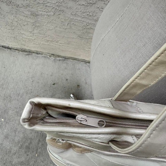 SCAR STITCH CREAM PURSE