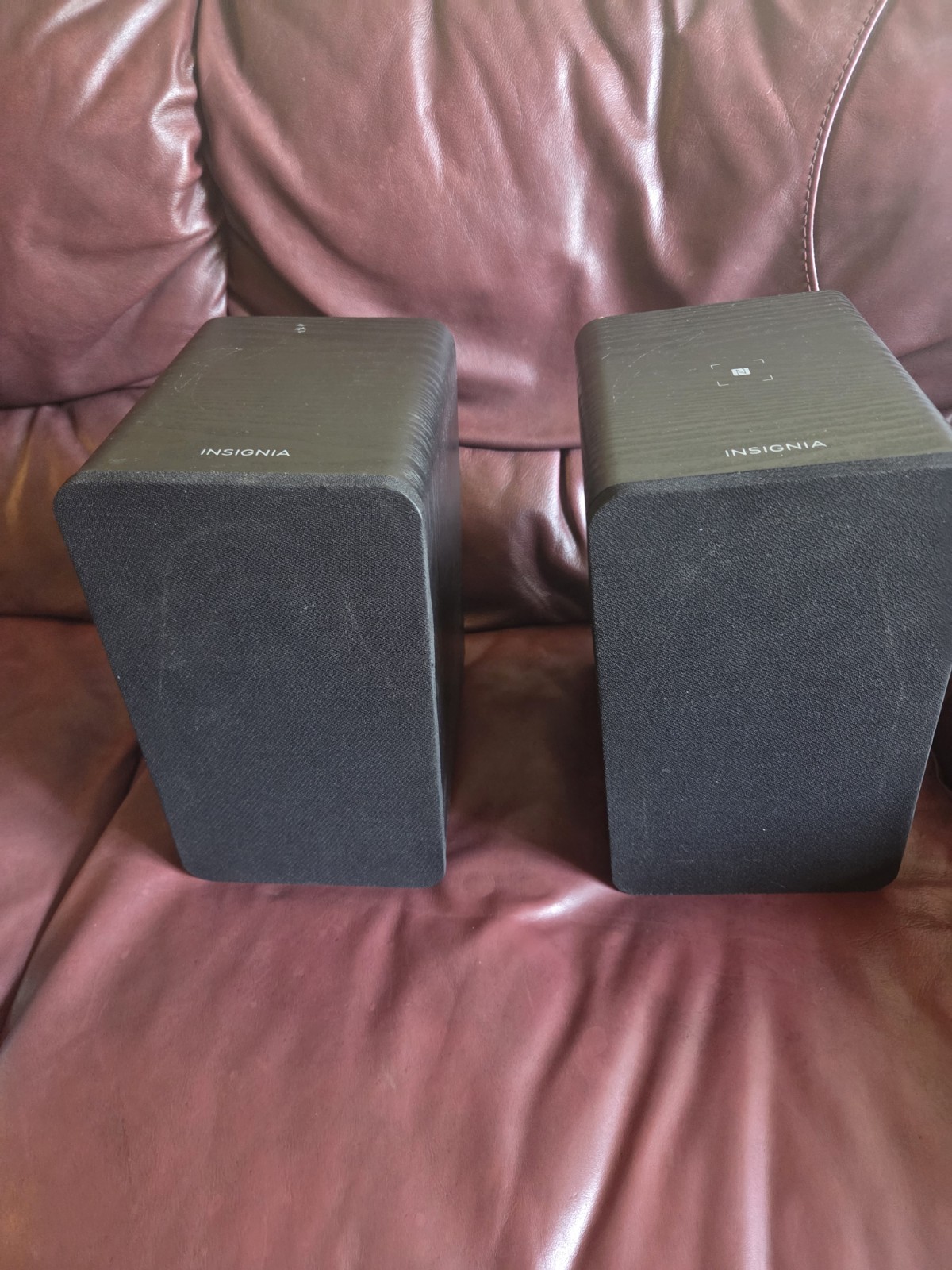 Insignia NS-HBTSS116 is a pair of 50-watt powered Bluetooth bookshelf speakers.