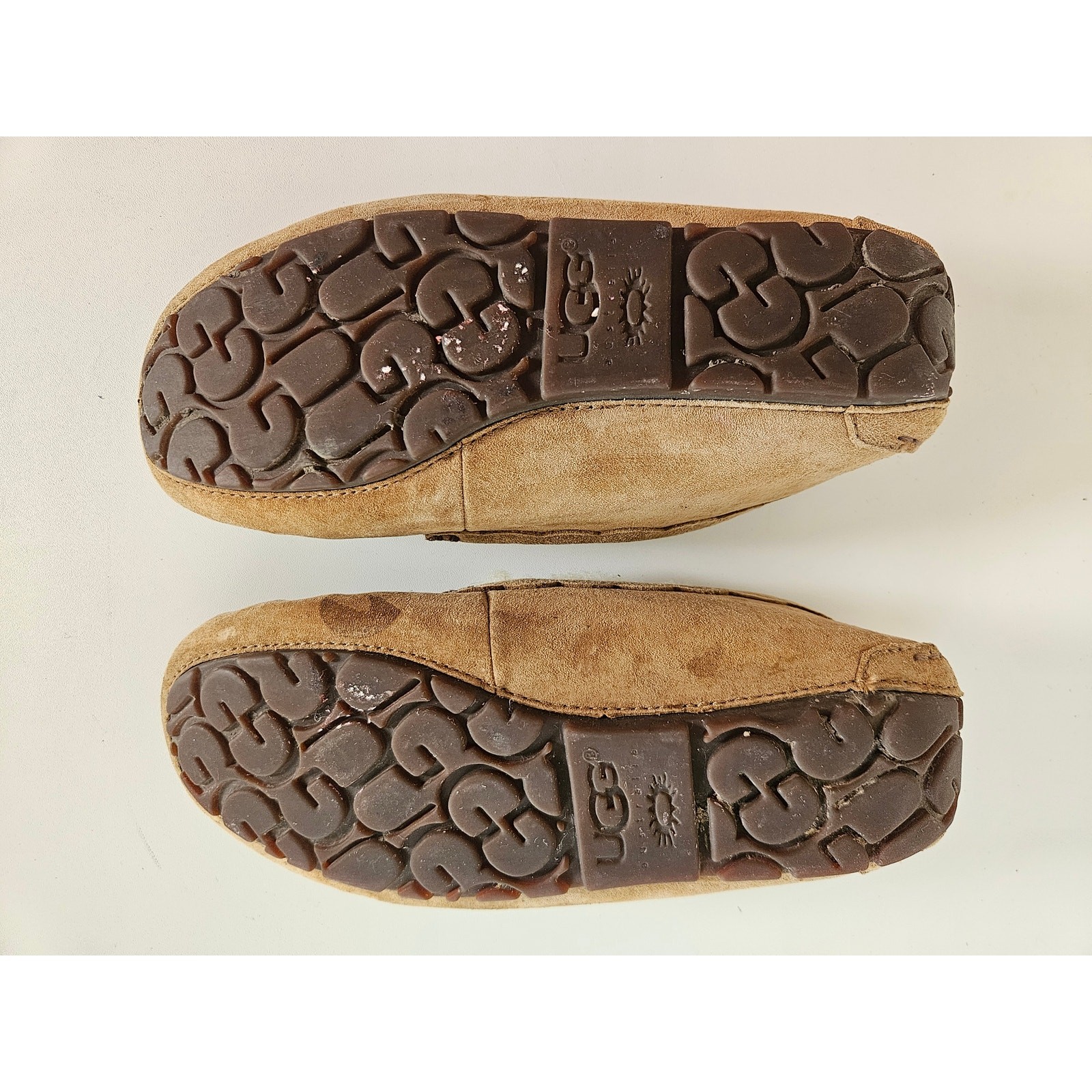 UGG Scalloped Moc, Size 6