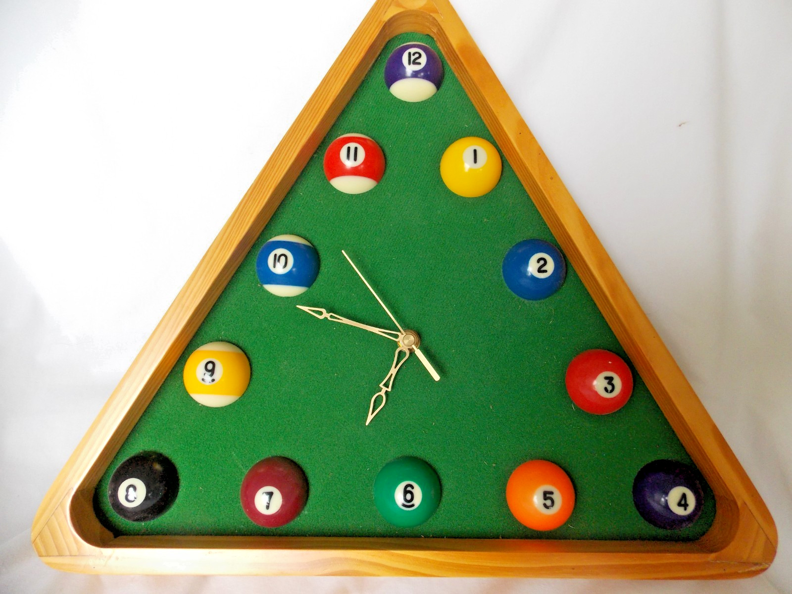 VINTAGE POOL BALL WALL CLOCK