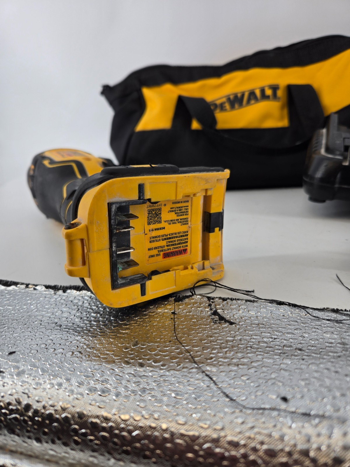 DEWALT DCS354 Cordless Oscillating Multi-Tool with 3Ah Battery & Charger