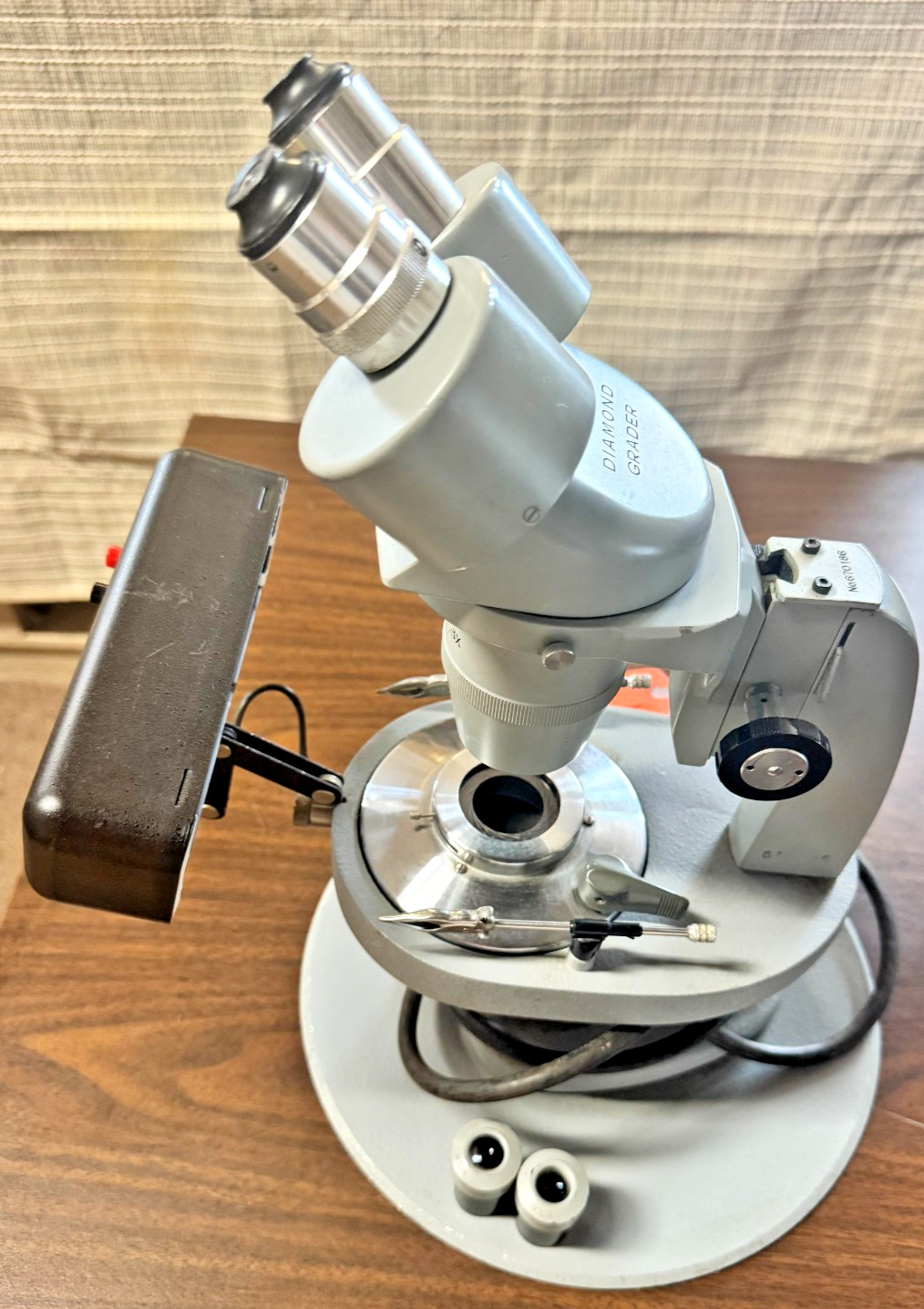 GIA DIAMOND GRADER GEMOLOGIST MICROSCOPE MODEL NO 670186 * WORKS *