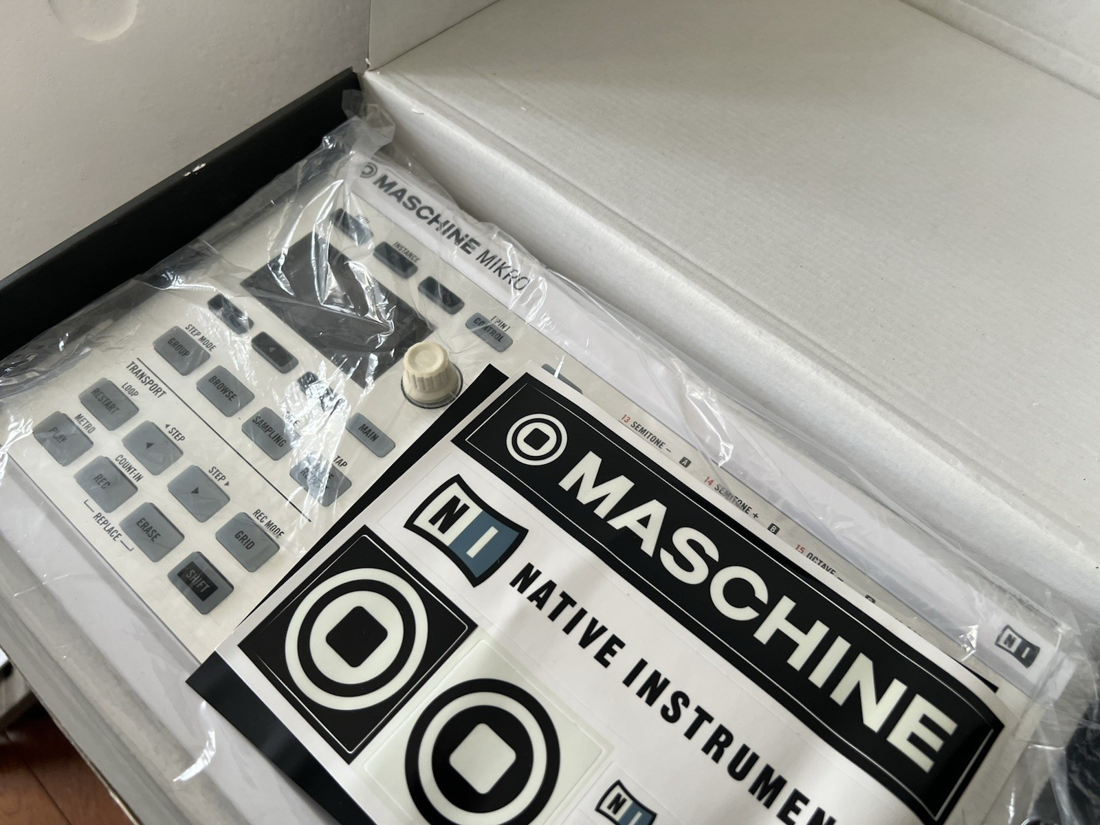 Native Instruments Maschine Mikro MK2 Groove Production Studio - White Open Box