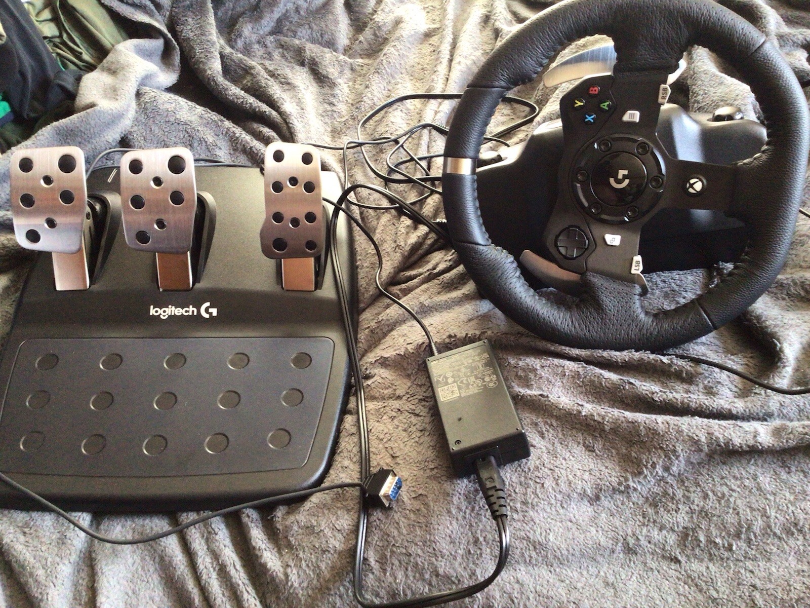 Logitech G920 Racing Wheel & Pedal Set for Xbox Nice!