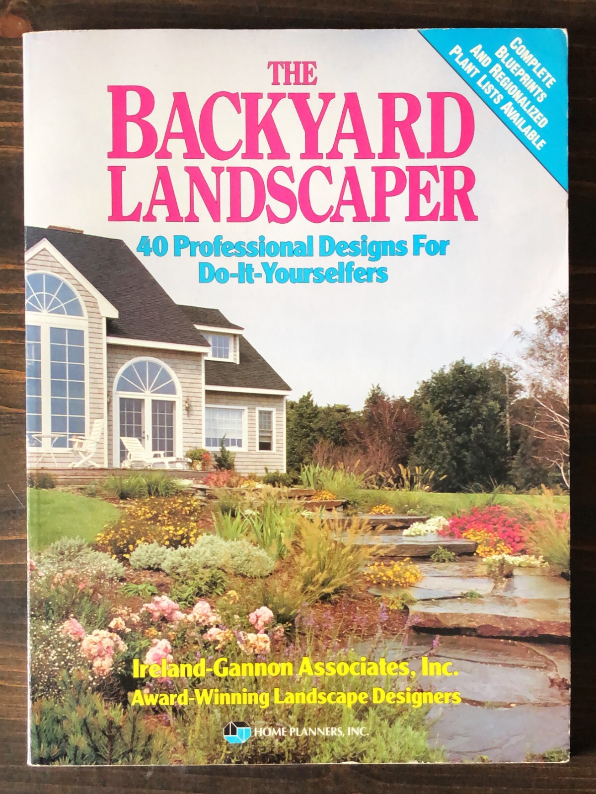 The Backyard Landscaper : 40 Professional Designs For Do-It-Yourselfers