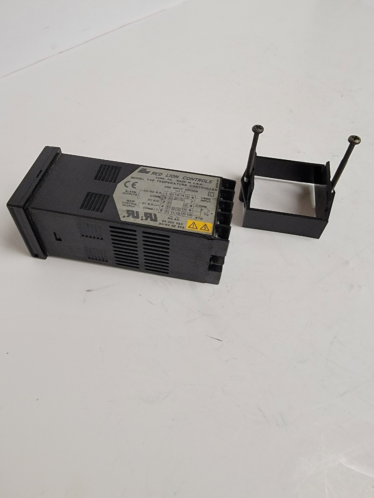 RED LIONS CONTROL T48 TEMPERATURE CONTROLLER. T4821000.