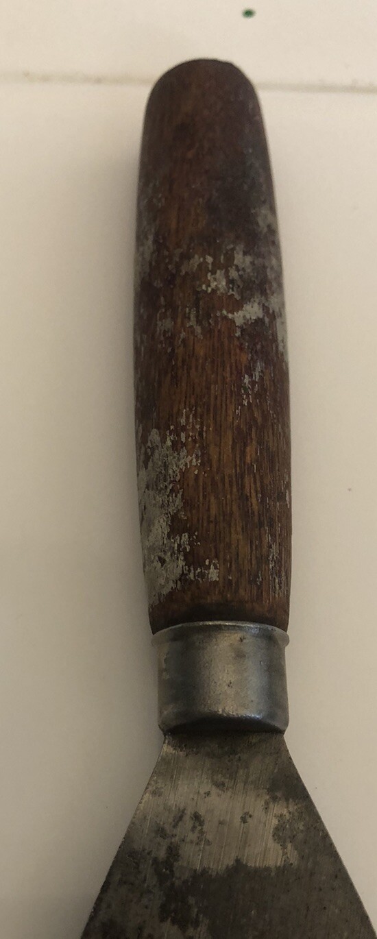 2 VINTAGE WOOD HANDLE PUTTY KNIFES / SCRAPER