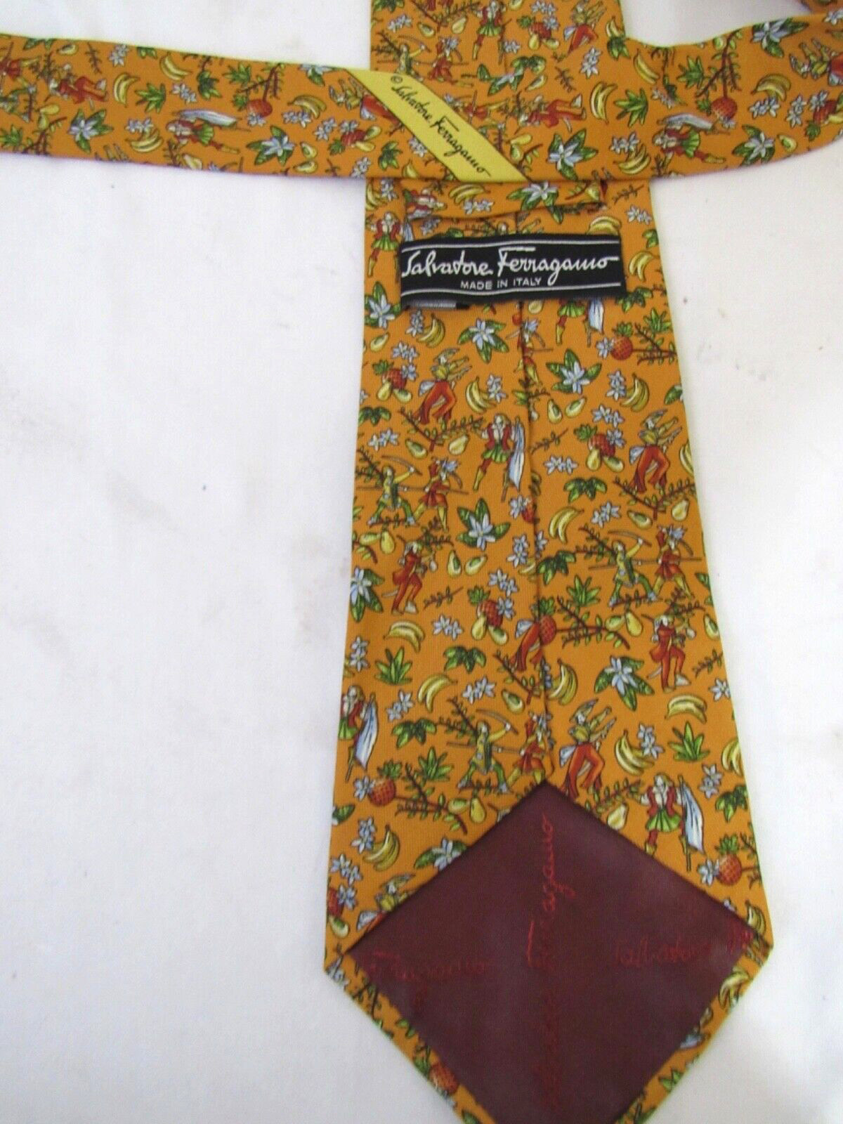 SALVATORE FERRAGAMO Men’s Gold Designer Cabana 100% Silk Novelty Tie