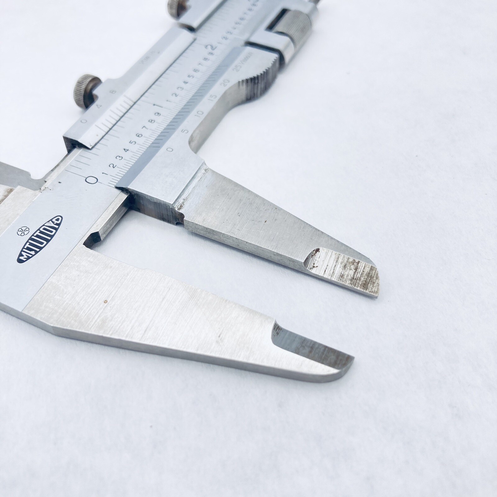 MITUTOYO 532-105 Precision Vernier Caliper with Fine Adjustment 0-7" & Case
