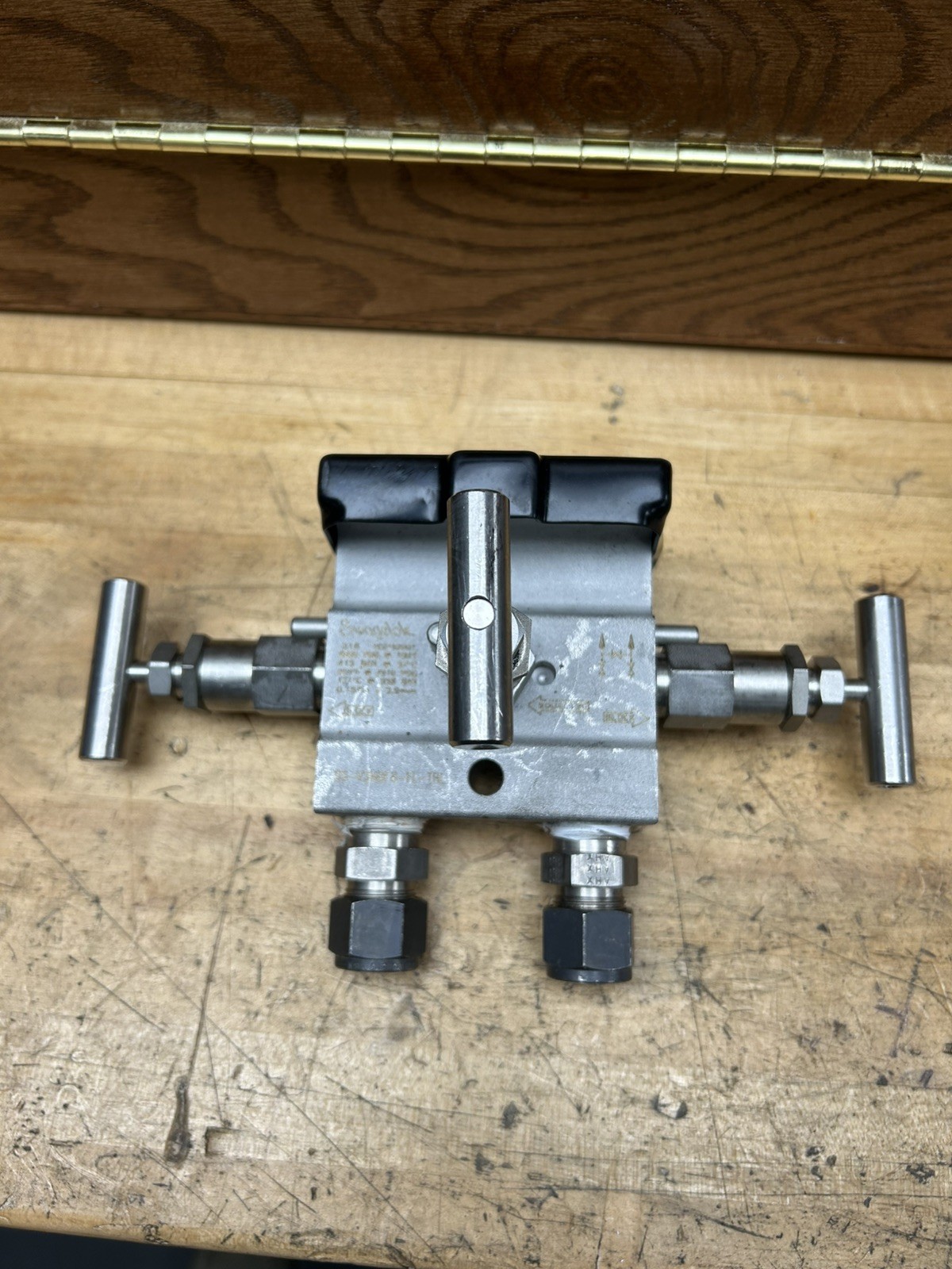 Swagelok SS-V3NBF8-FL-TRL Manifold valve block 6000psi