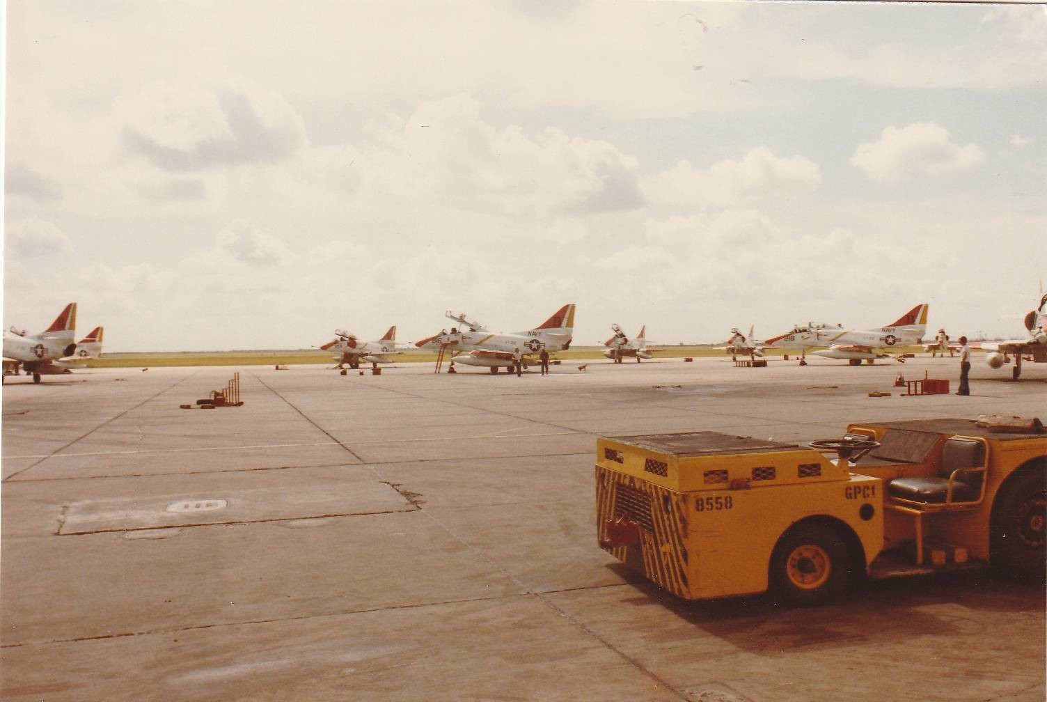 1983 US Navy  VT-21 VT-22 VT-23 Douglas A-4 Skyhawk NAS Kingsville Ground Crew