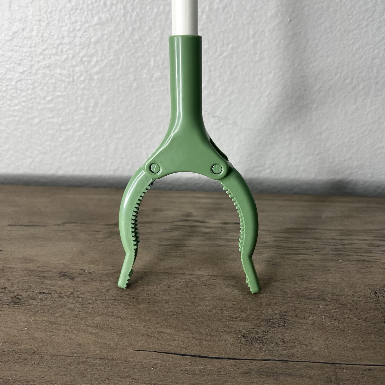 Garbage Clamp Trash Clip Picker Reaching, Easy Squeeze Easy Grip Lightweight