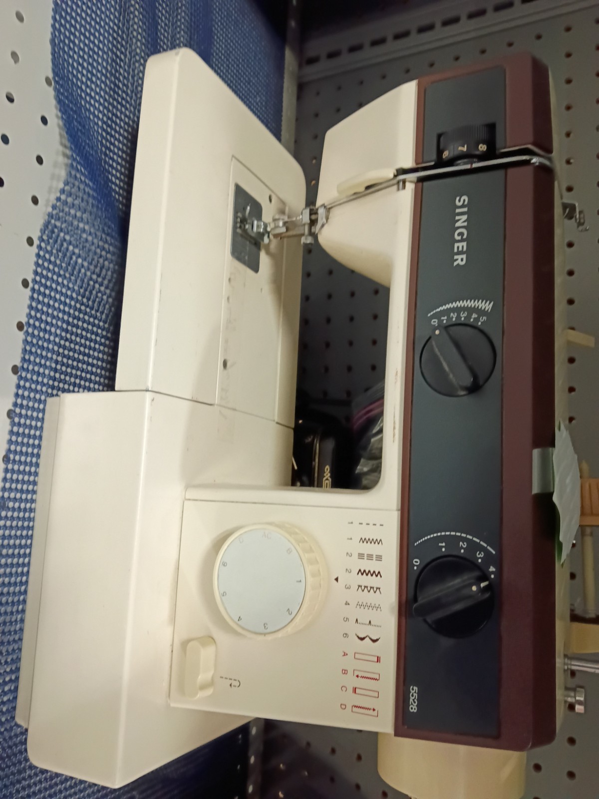 Singer Model 5528 Electric Sewing Machine w/ Bag & Pedal tested and working
