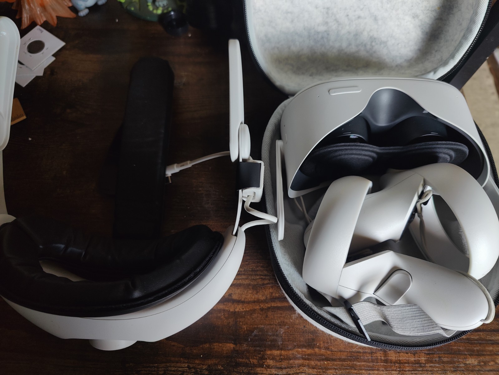 Oculus Quest 2 128GB + 2 Controllers with Quest 2 Kiwi Elite Strap + Case