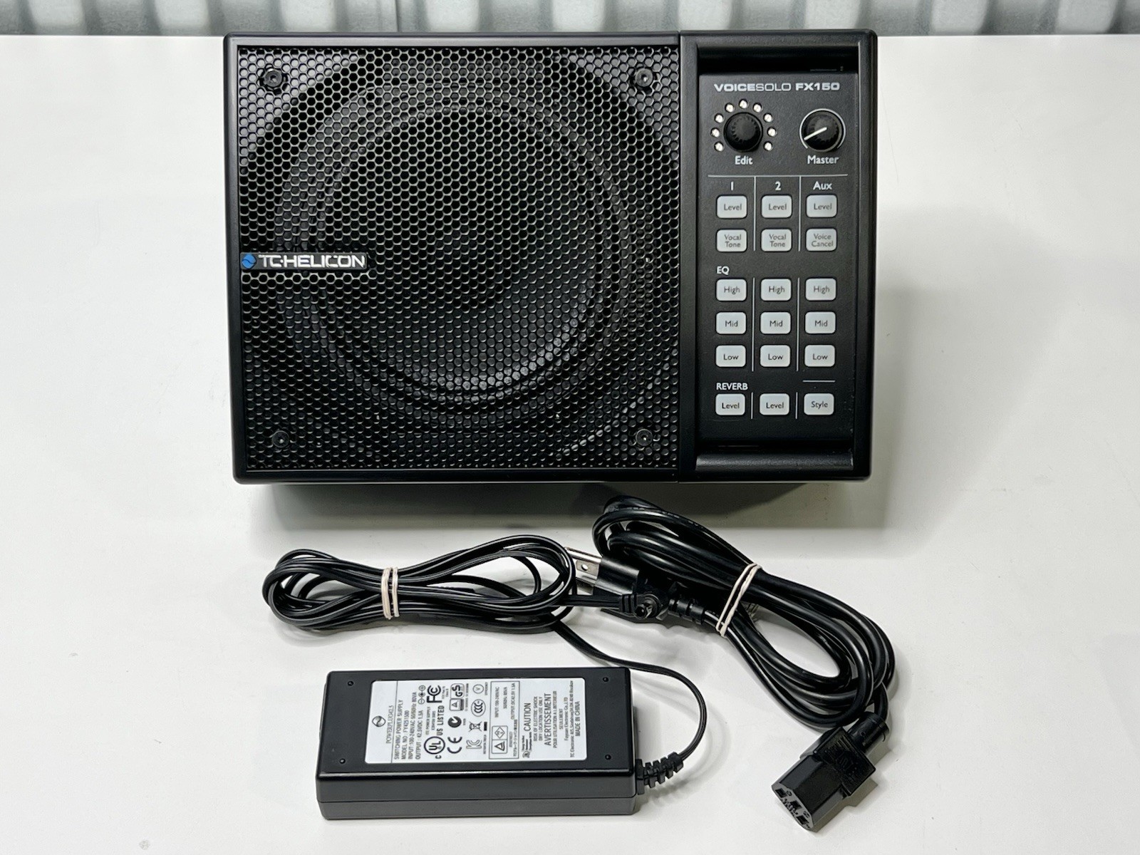 TC Helicon VoiceSolo FX150 Personal PA Vocal Monitor Voice Solo w/ Power Adapter