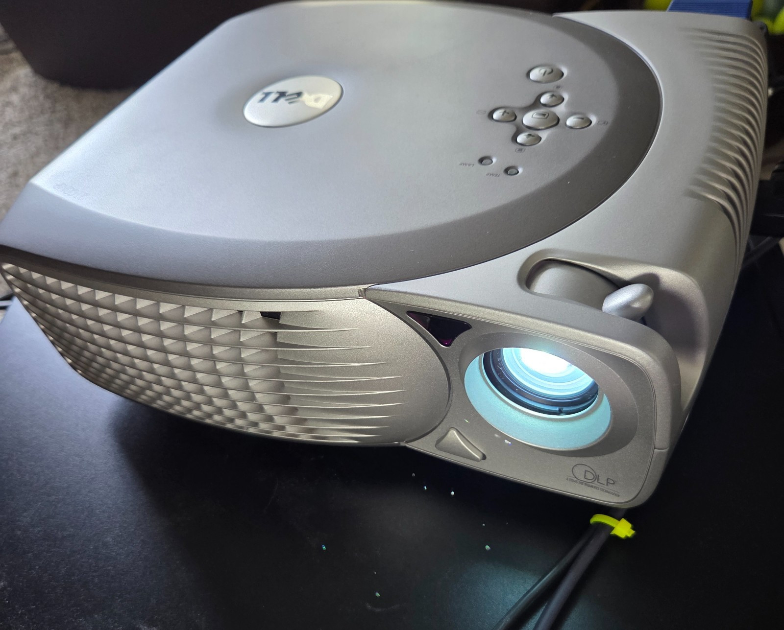 Dell 2100MP DLP Front Projector with Case Remote Cables