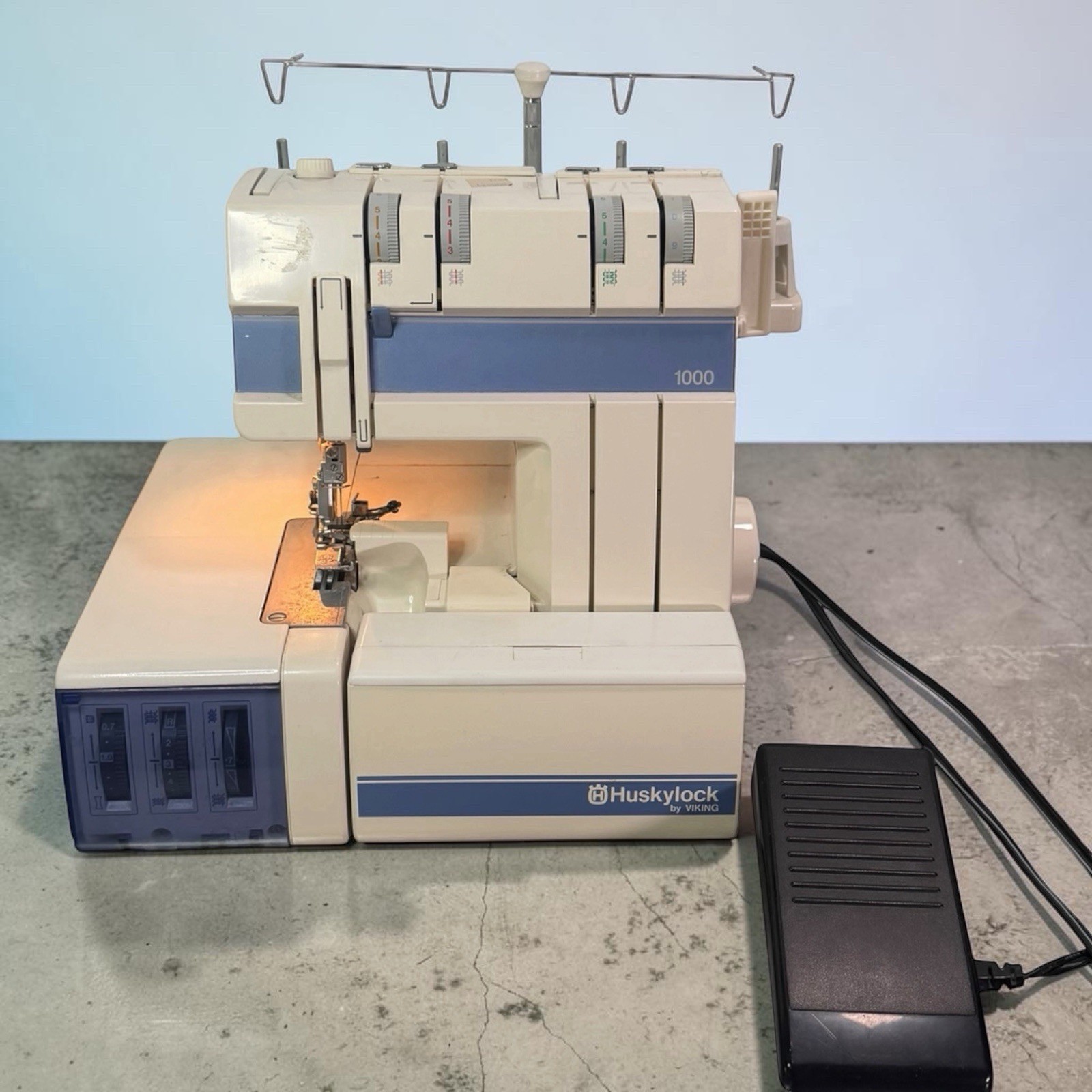 Husqvarna VIKING 1000 Huskylock Serger cover stitch  Sewing Machine. Not 1000L!