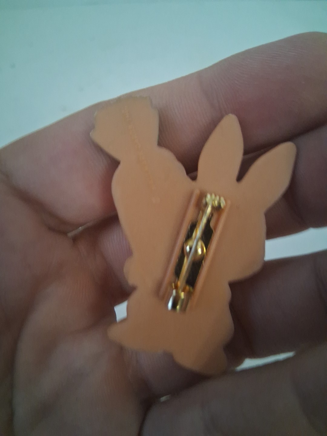 HALLMARK BROWN BUNNY RABBIT HOLDING LARGE CARROT Brooch Pin EASTER