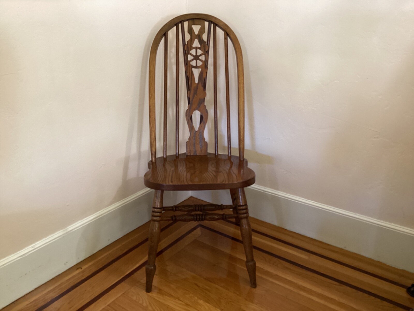 41.5 inches H Vintage Mid - century Amish oak Windsor style dining chair