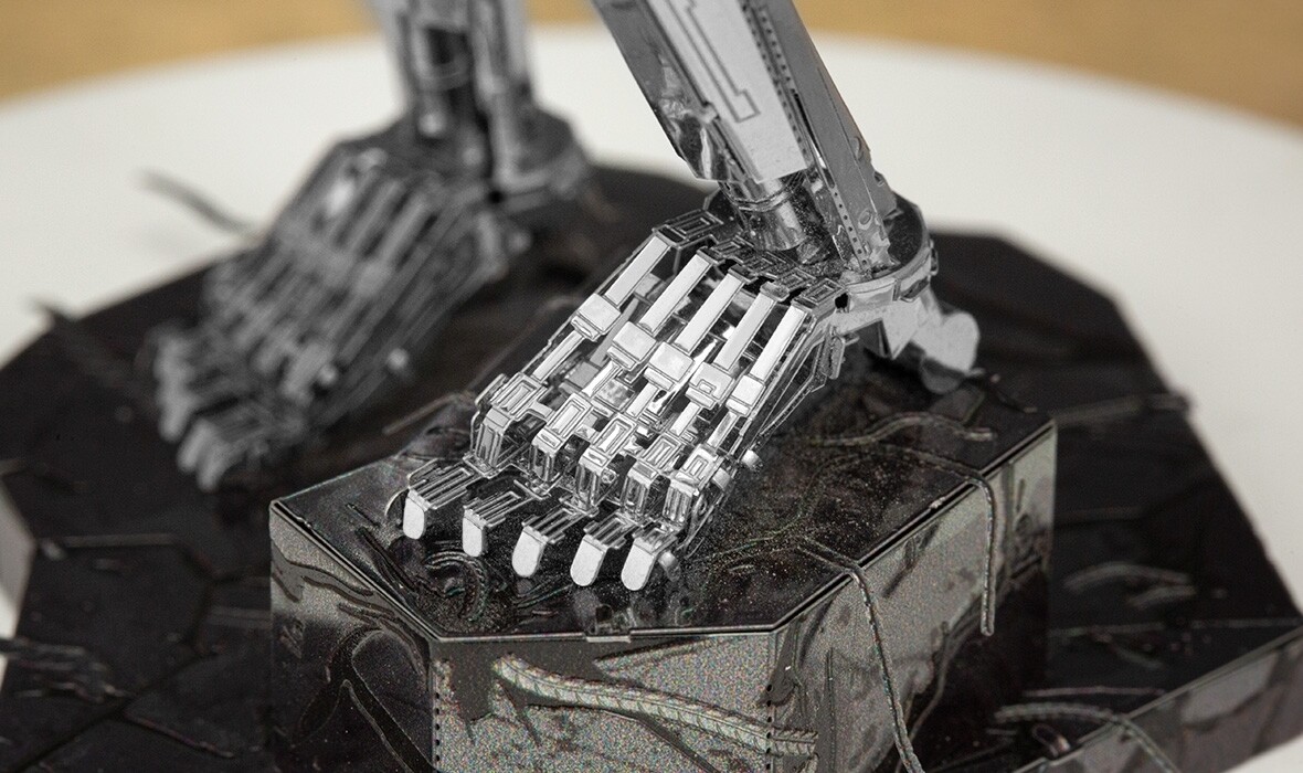 Fascinations Premium ICONX Terminator T-800 Endoskeleton Metal Earth Model Kit