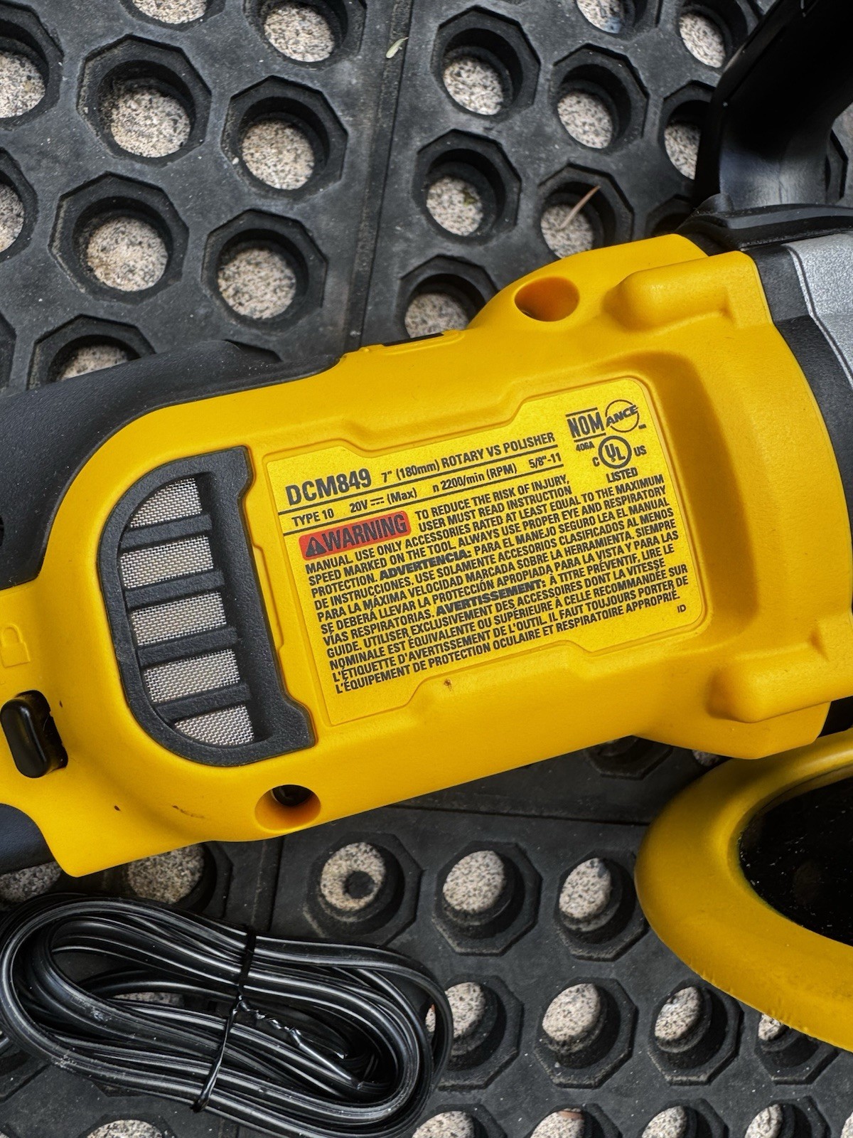 DEWALT 20V Max Battery-Powered Polisher/sander 7" DCM849
