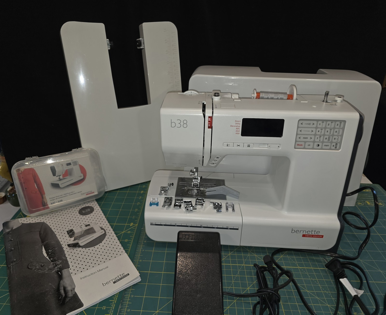 BERNETTE Swiss Design B38 Computerized Sewing Machine w/ Original Accs. EUC PLUS
