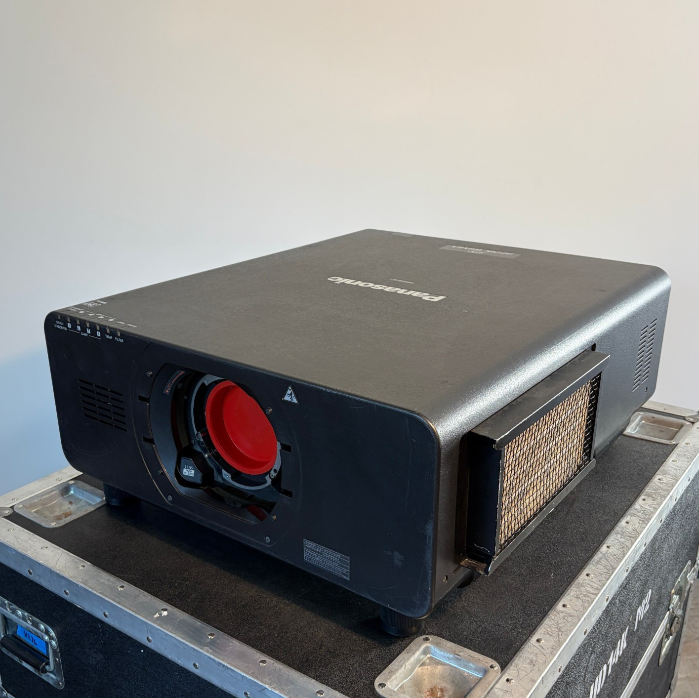 Panasonic PT-DZ21KU 20,000 Lumen WUXGA Projector NICE (Cleaned, Tested)