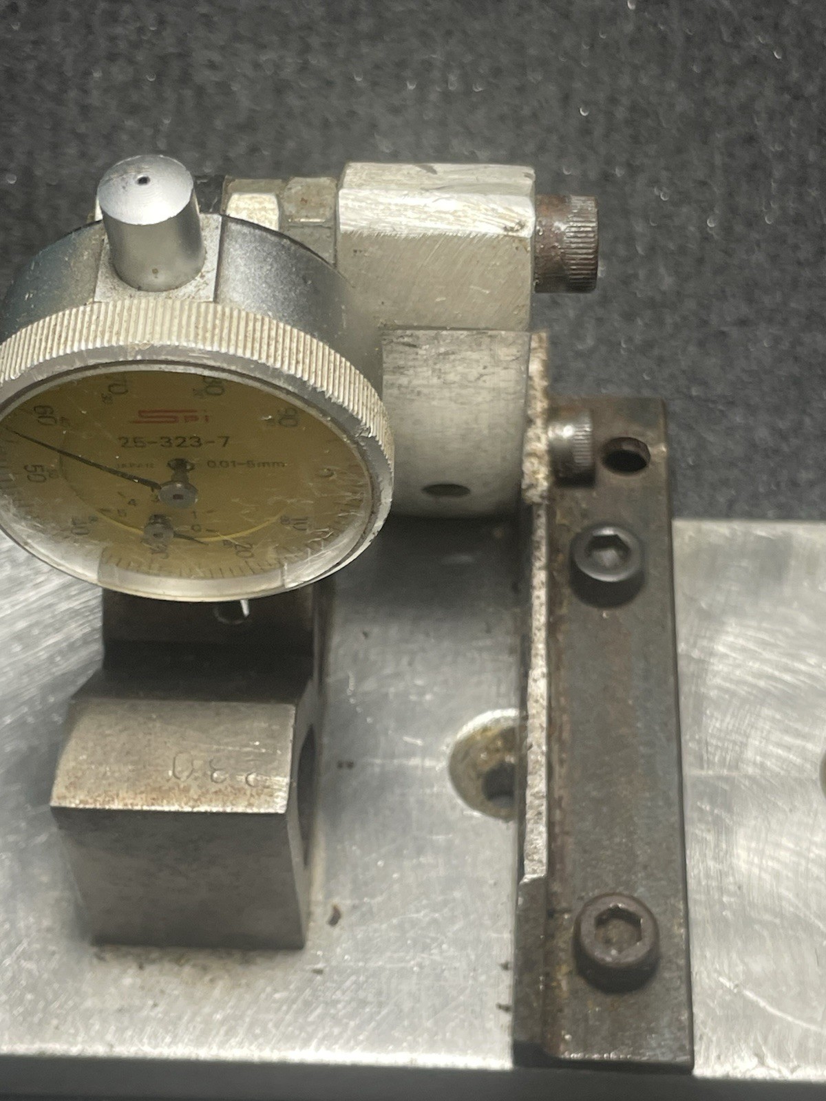 Swiss Precision Instruments SPI Dial Indicator 25-323-7 Metal base & 2 v-blocks