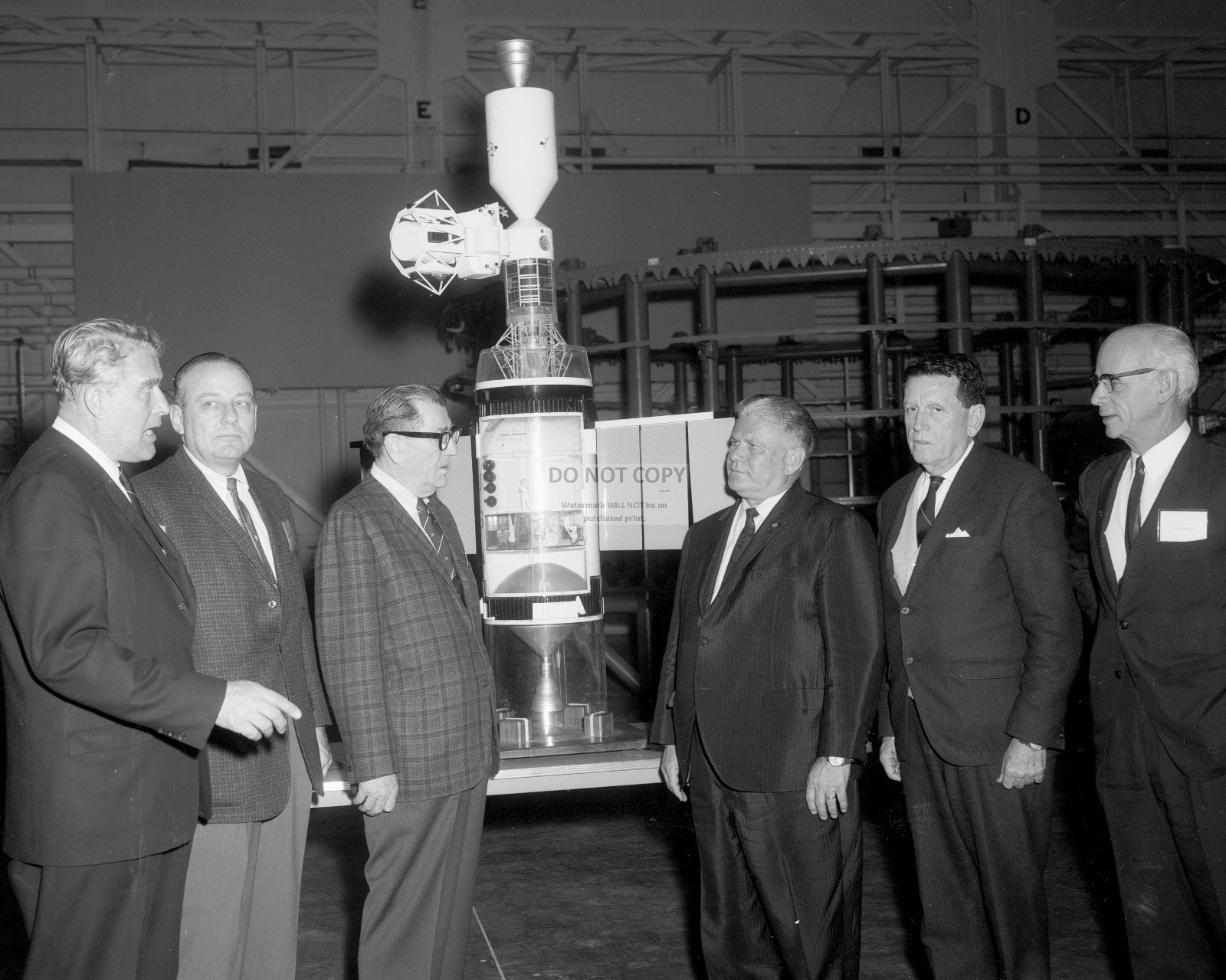 WERNHER VON BRAUN LEADS CONGRESSIONAL TOUR OF MARSHALL  8X10 NASA PHOTO (DA-367)