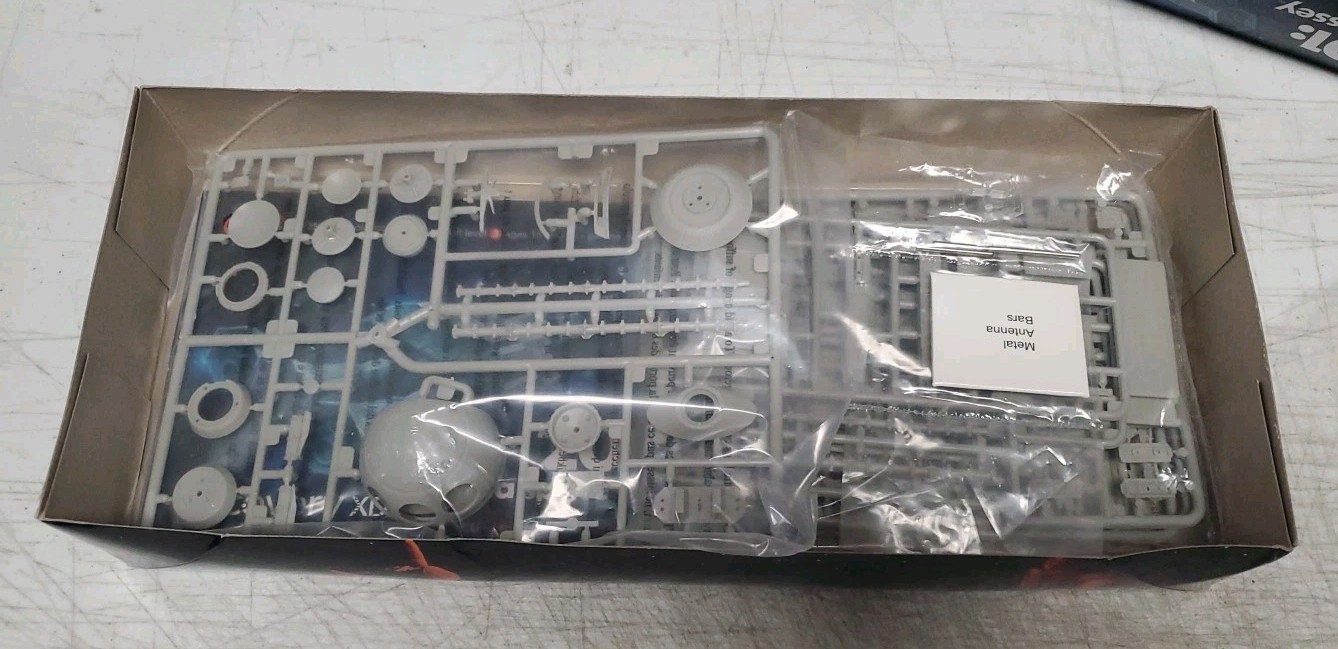 Moebius Models 2001: A Space Odyssey Discovery XD-1 Model Kit, 1:350 Scale