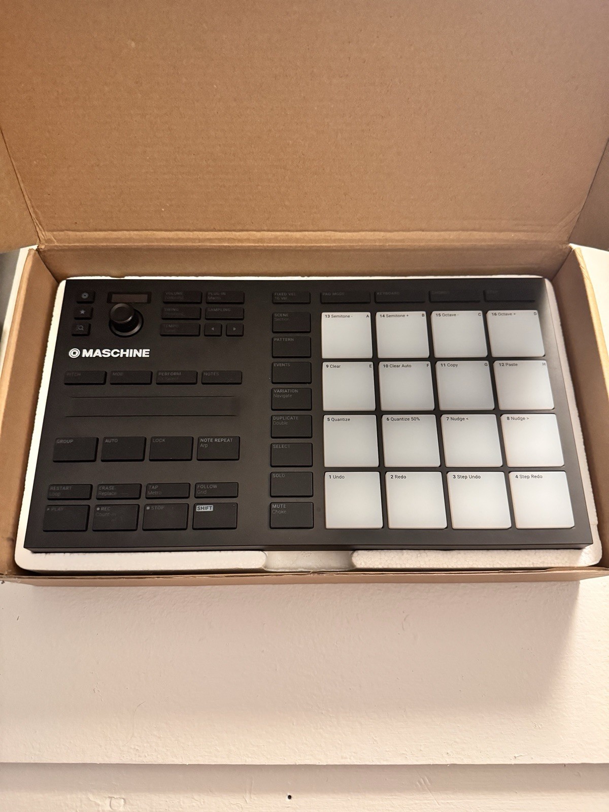 Native Instruments Maschine Mikro MK3 USB MIDI Controller w/ Box & Cable
