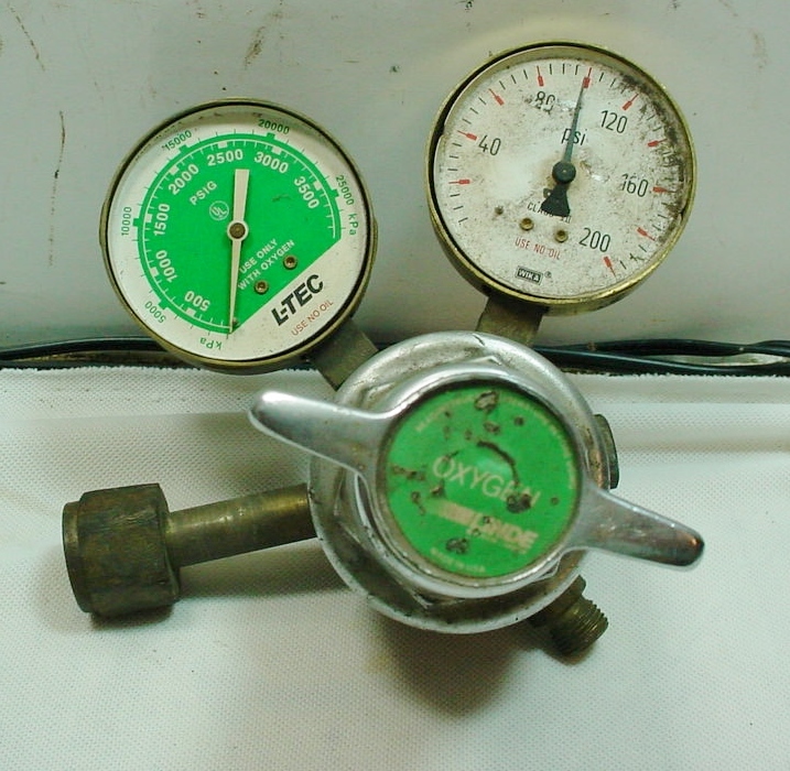LINDE MODEL No. R-76-150-540, "TRIMLINE", 2-STAGE? OXYGEN REGULATOR