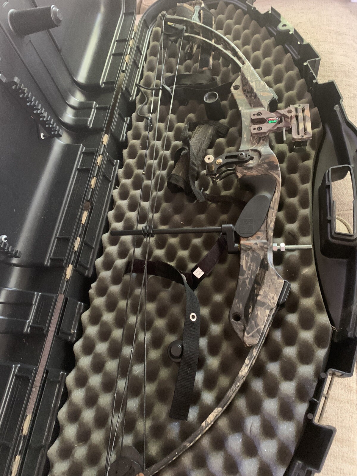 Golden Eagle Sparrowhawk Bow and Protector Model 1111 Case