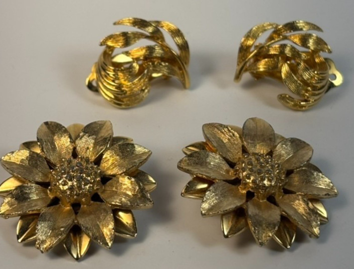 Vintage Earring Lot Lisner Sarah Coventry Satin Petals Gold Tone Floral Elegant