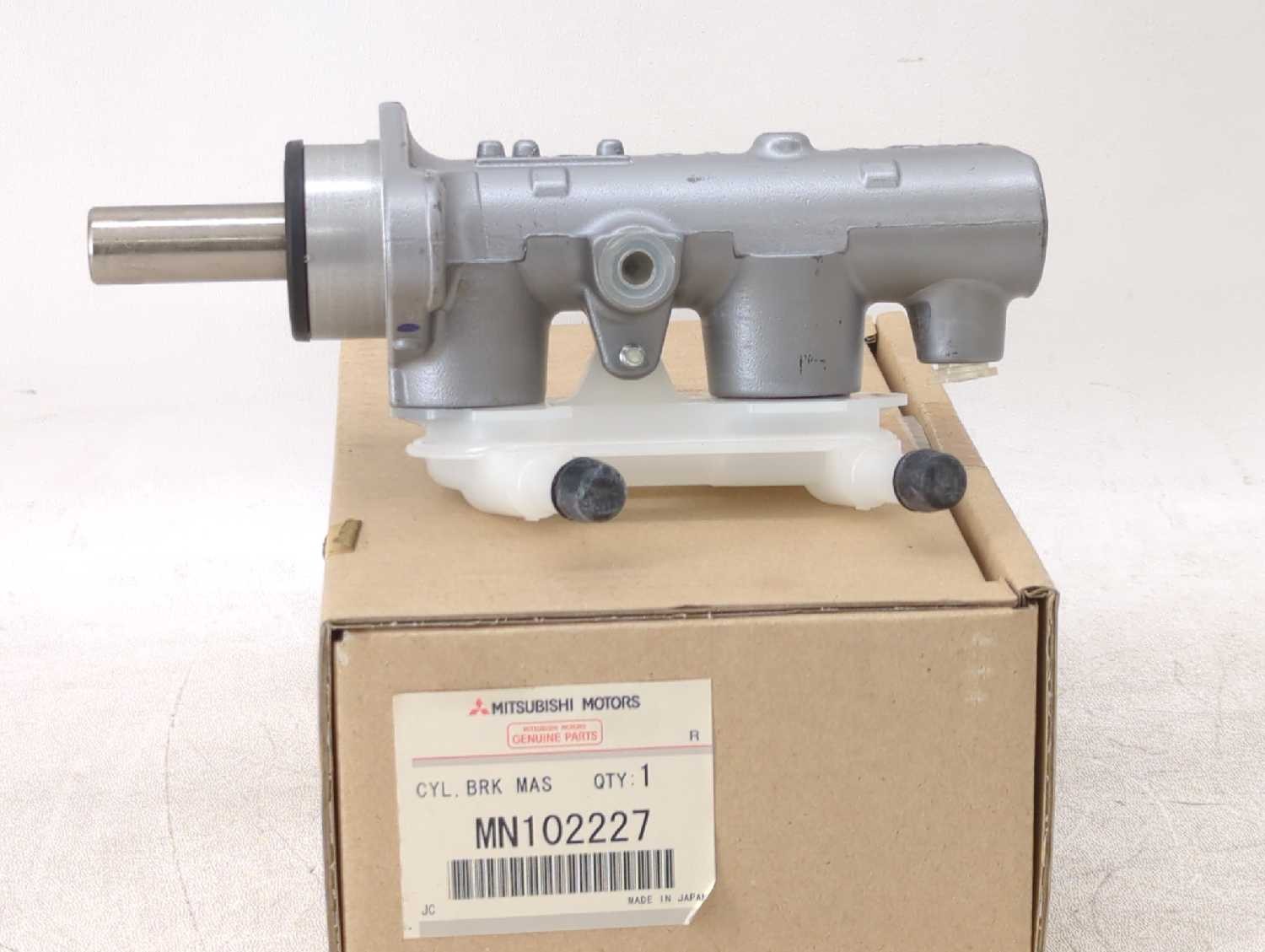 New OEM Genuine Mitsubishi Brake Master Cylinder 2005-2010 Grandis RHD MN102227