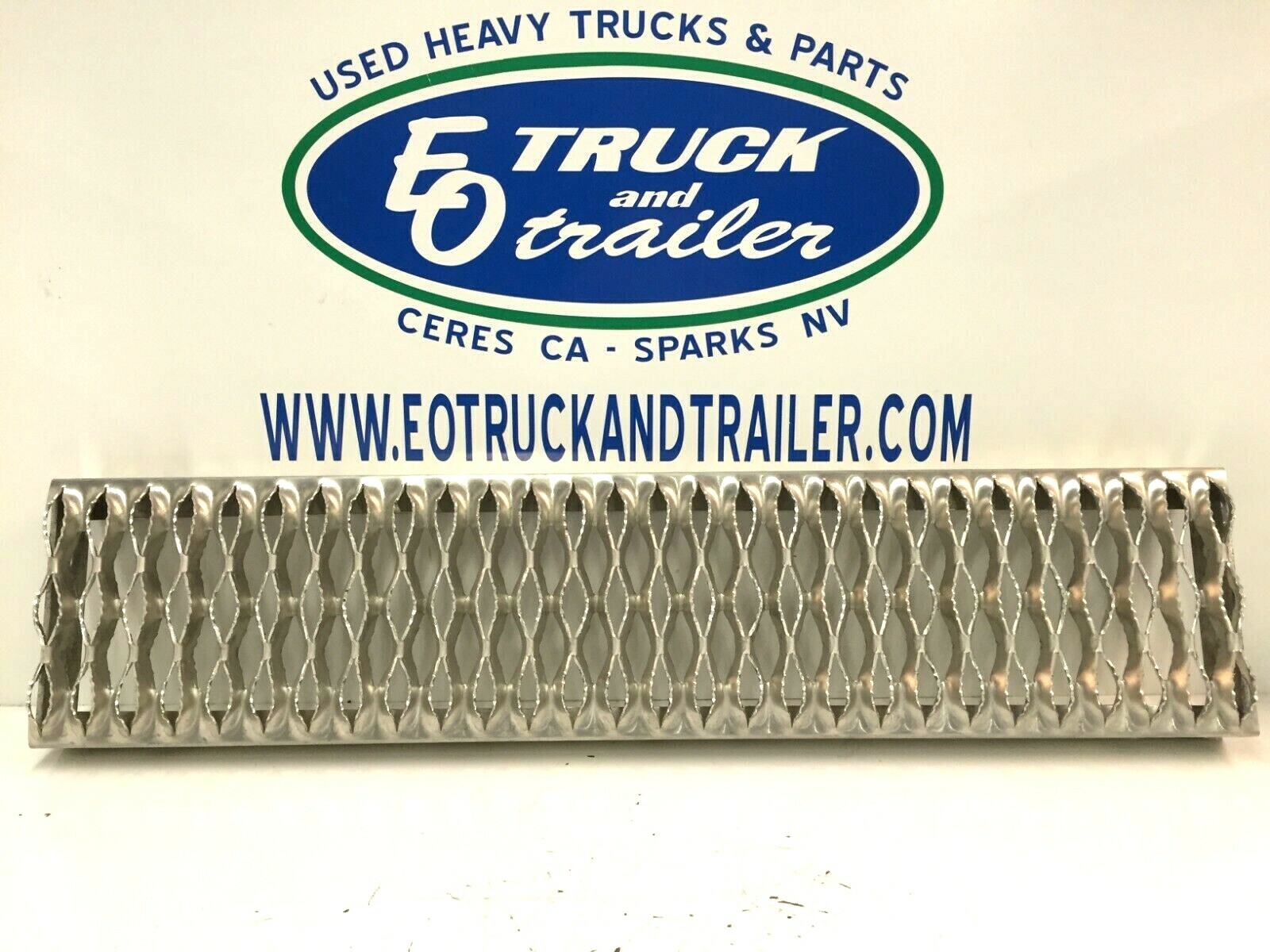 Peterbilt 579 384 386 387 Battery Box Lower Replacement Step