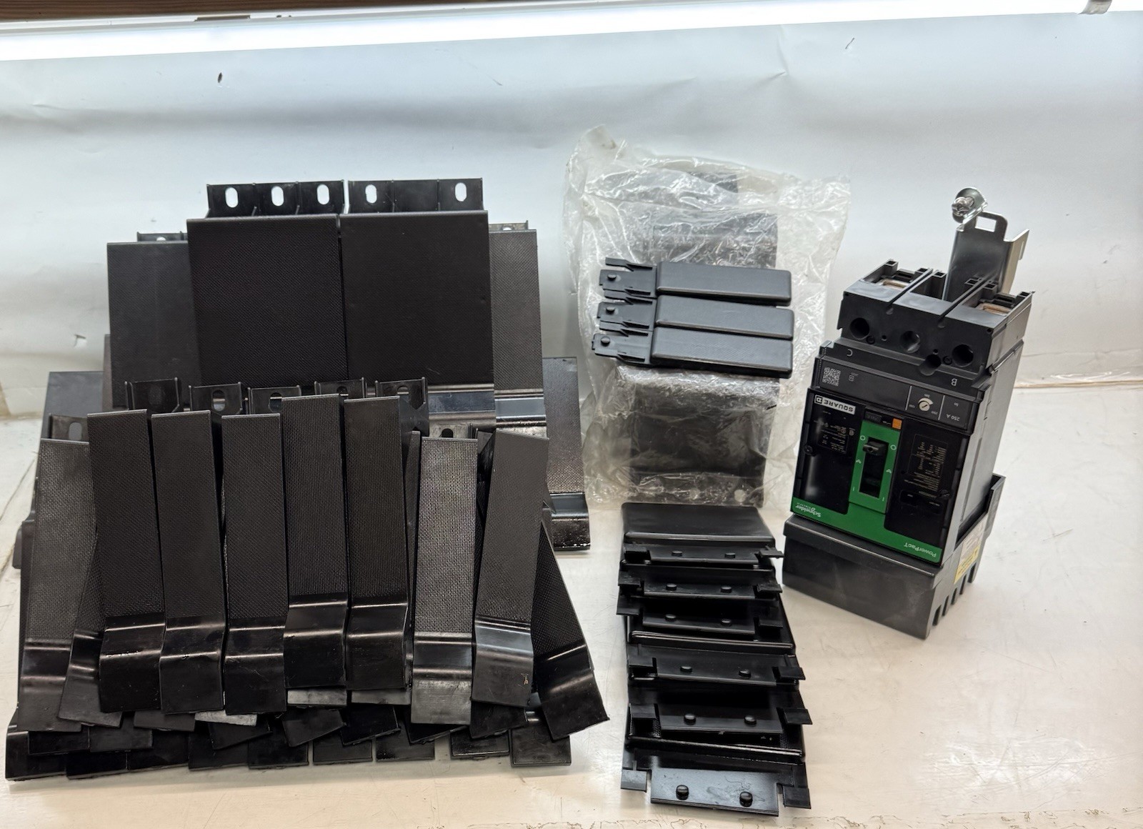 Lot Of Square D/ Filler blank/ I-Line /HNM-1BL/HNM-4BL  50+Pcs I Line Breaker