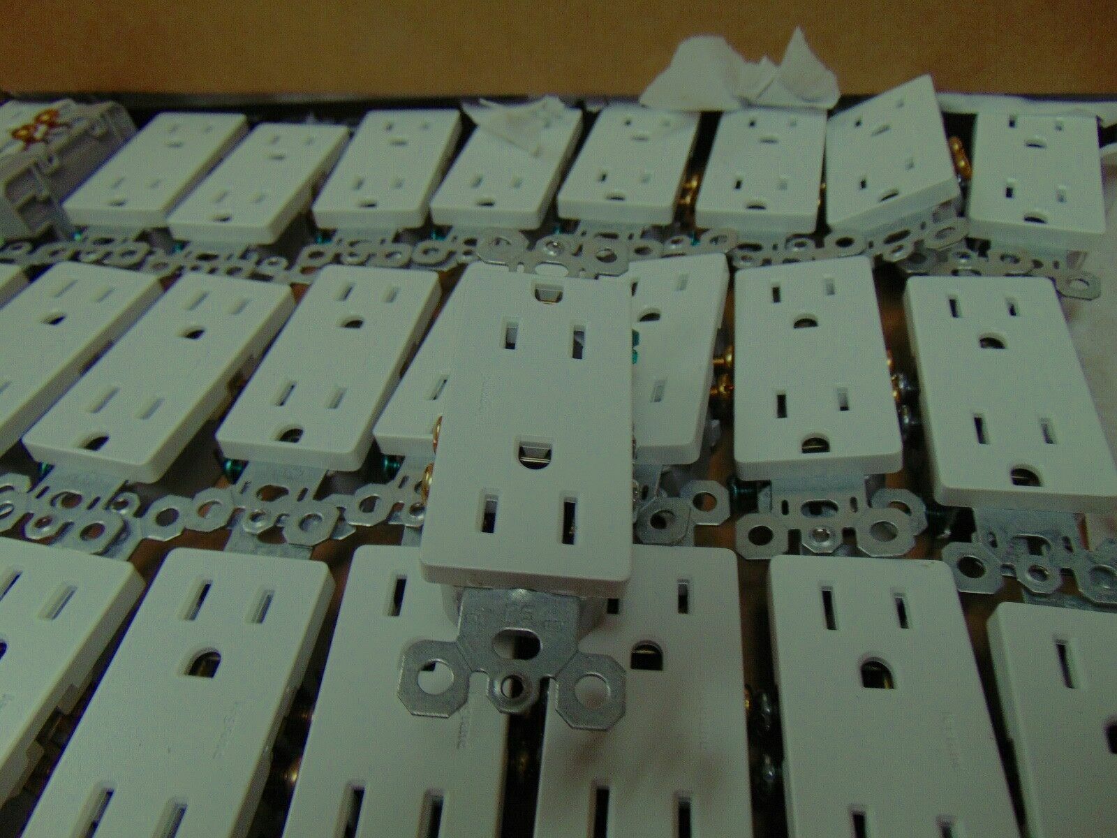 10 pack Legrand IVORY 15-Amp Decorator Tamper Resistant Outlet grounding bulk