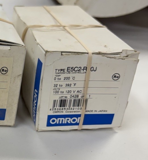 Omron E5C2 - R20J Temperature Controller 3A 250V AC Resistive Load