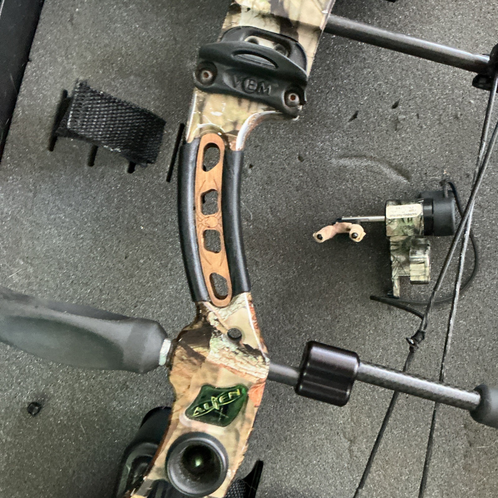 Martin Alien Compound Bow – 70lb Draw – Includes Hard Case – Ready to Shoot