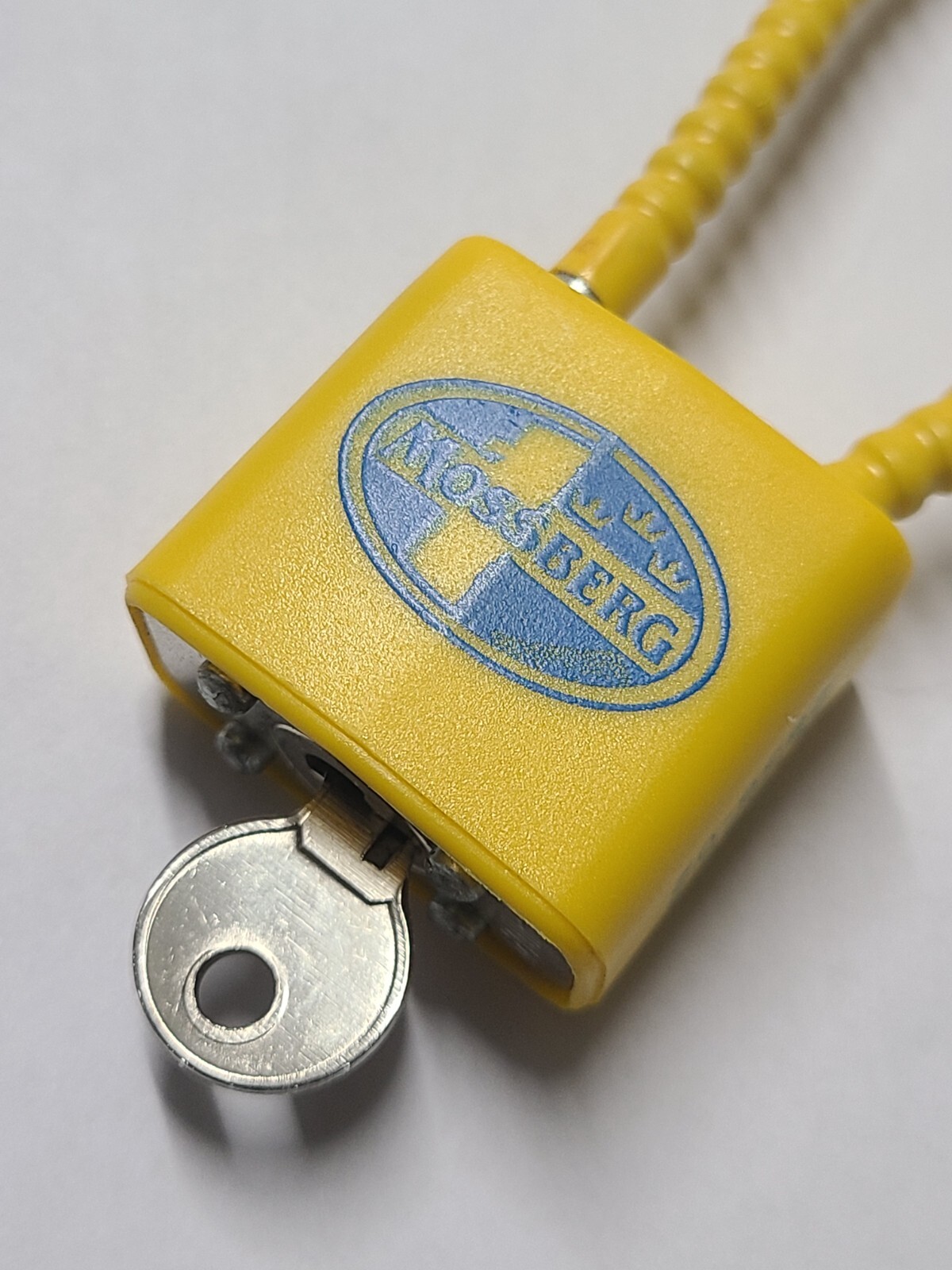 Mossberg Firearm/Gun Safety Cable Lock (w/1 Key & 8" Cable)