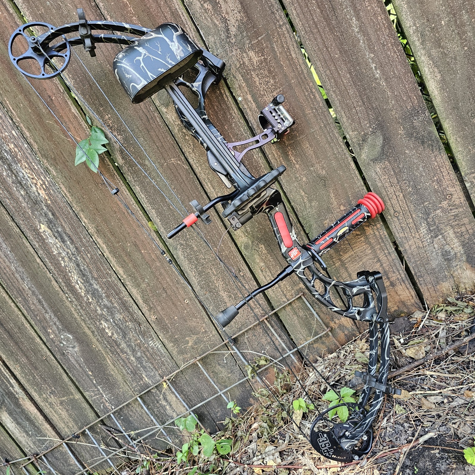 2014 PSE Archery Surge RH Compound Bow / case/ arrows / quiver / release Hunting