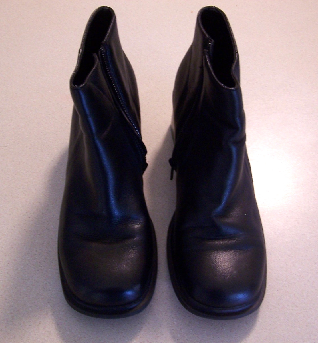 DANELLE BLACK LEATHER ANKLE BOOTS SZ 8.5 NICE PRE-OWNED CONDITION