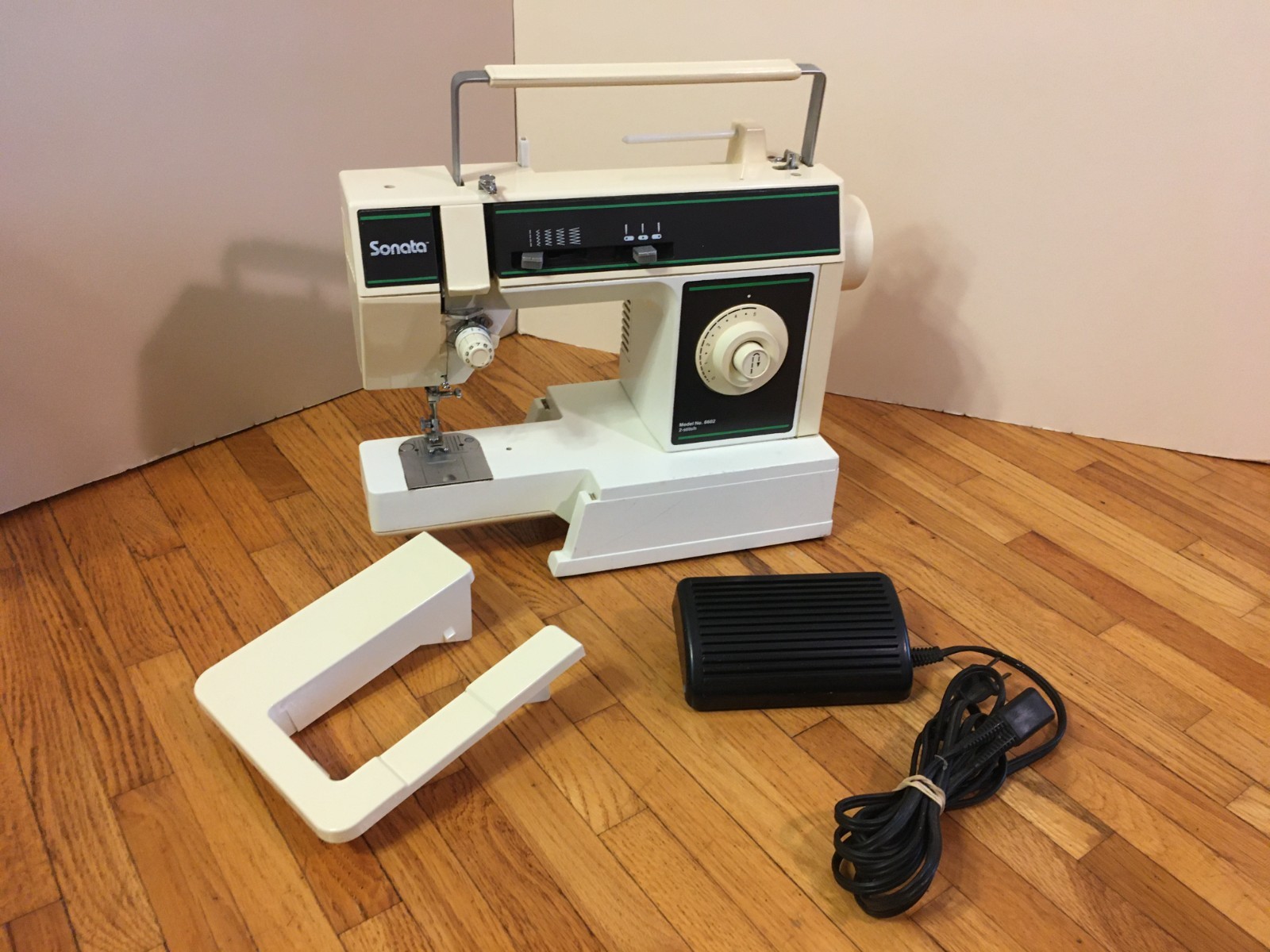 **Vintage SINGER SONATA 6602 2-Stitch PORTABLE SEWING MACHINE w/FOOT PEDAL CORD