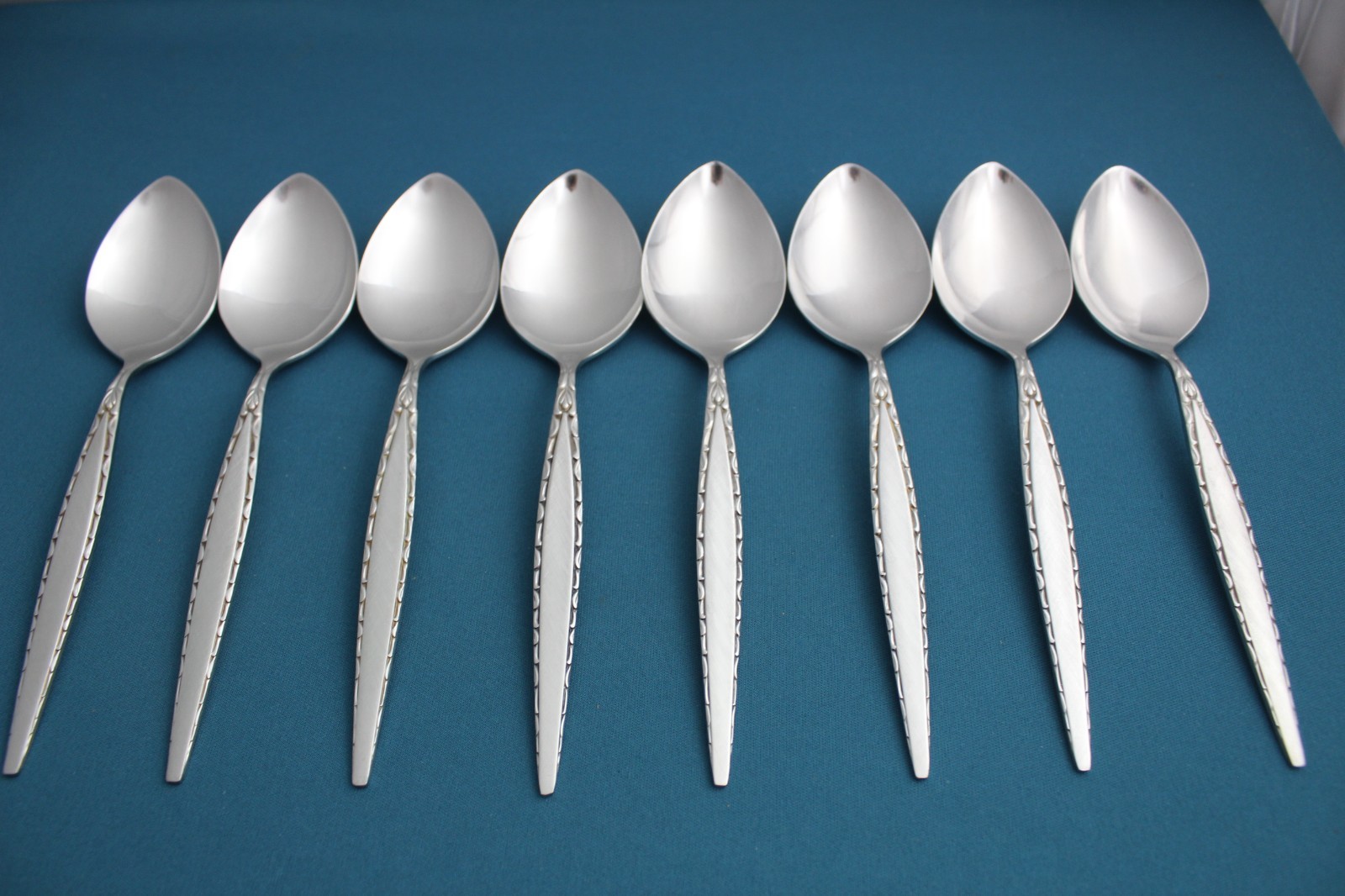 ONEIDA VENETIA Place Oval Soup Spoons (Set of 8) Stainless Community 6 7/8"