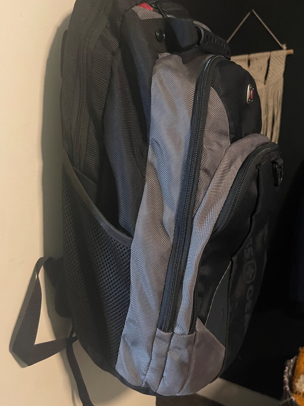 Swiss Gear Backpack Padded 3 Lg Double Zippered Pockets w/Hooks Sturdy Handle