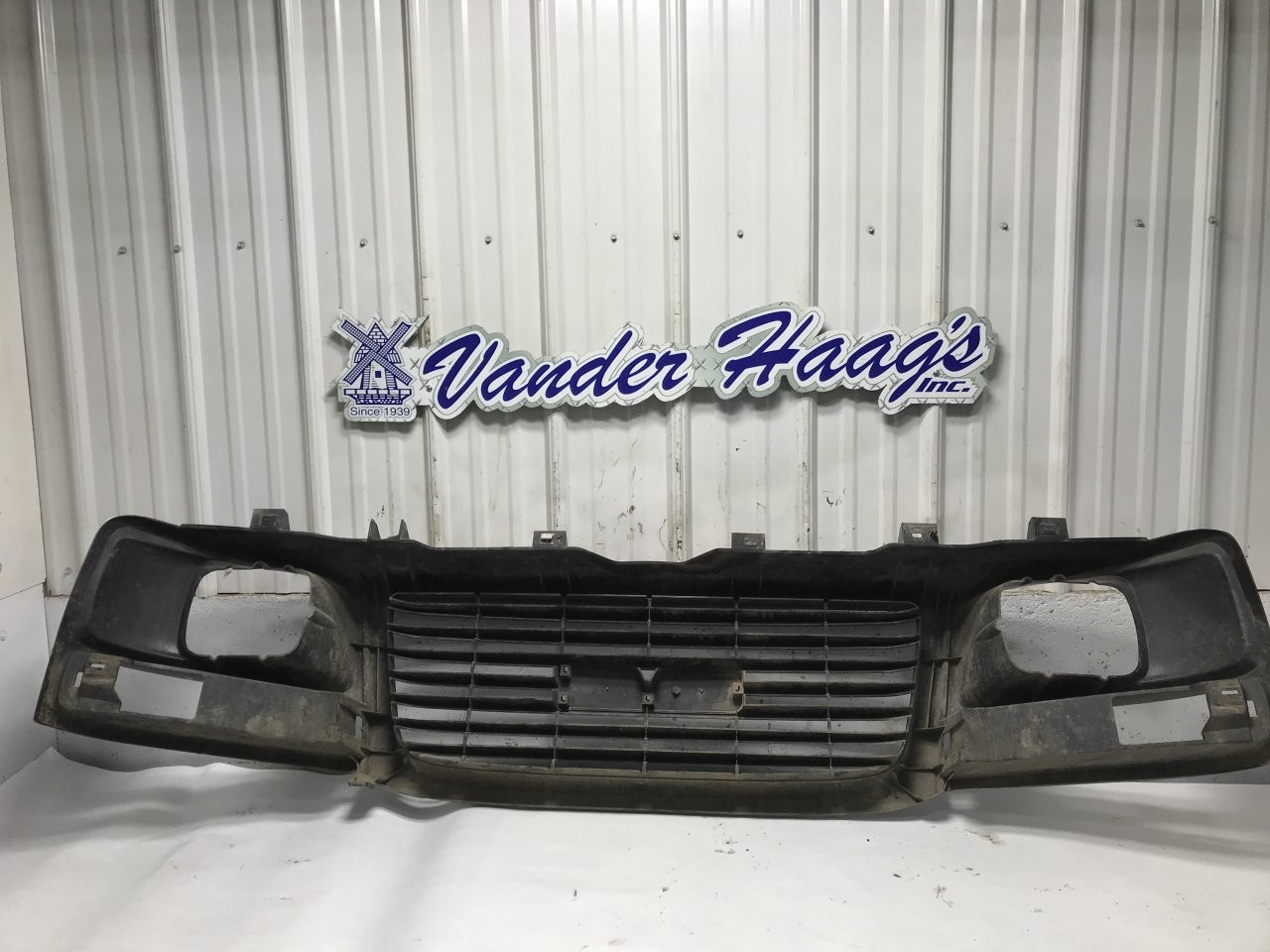 GMC CUBE VAN Grille - Used | P/N GLG081