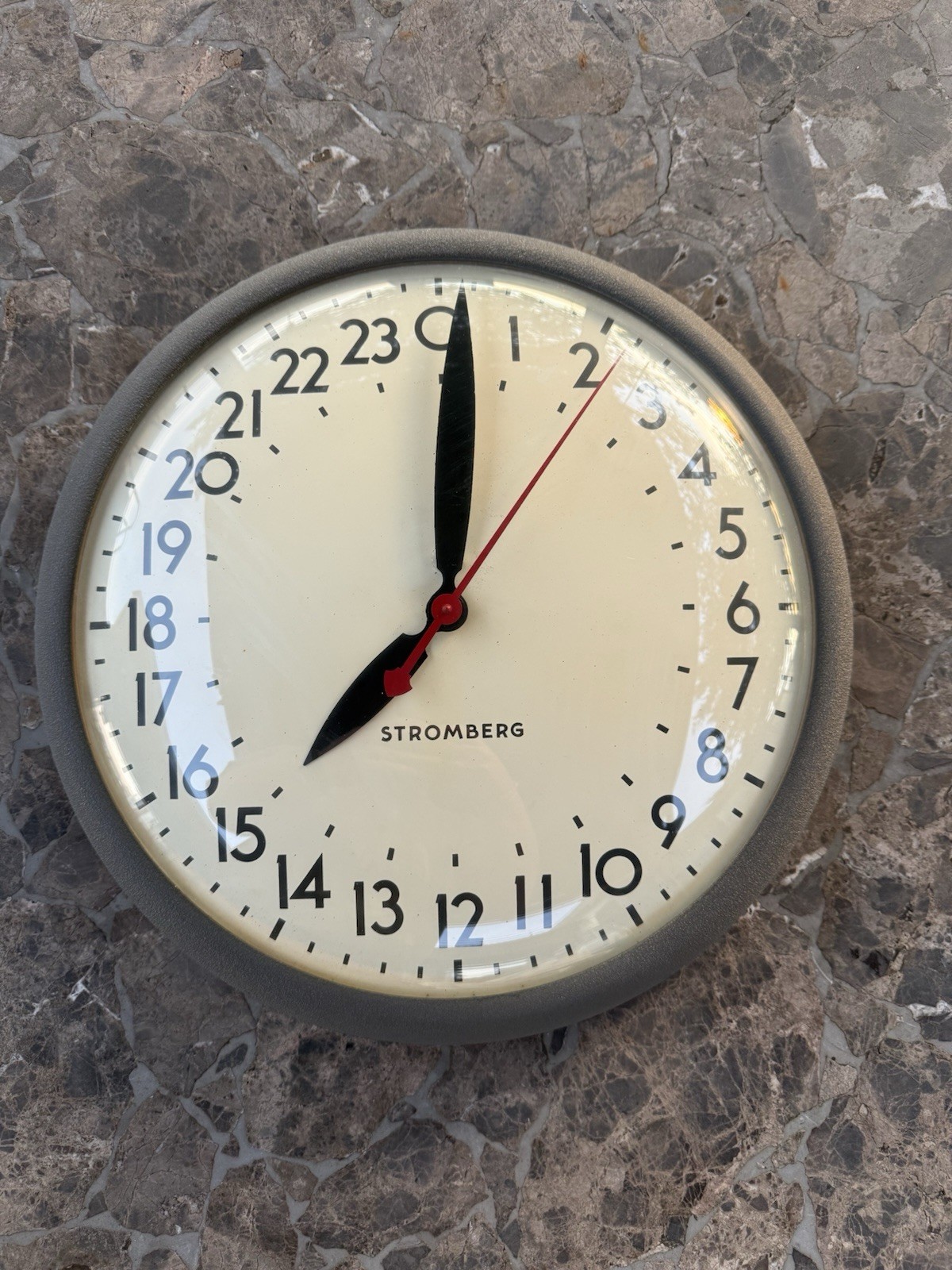 VINTAGE STROMBERG ELECTRIC 24 HOUR MILITARY WALL CLOCK METAL GLASS GREEN